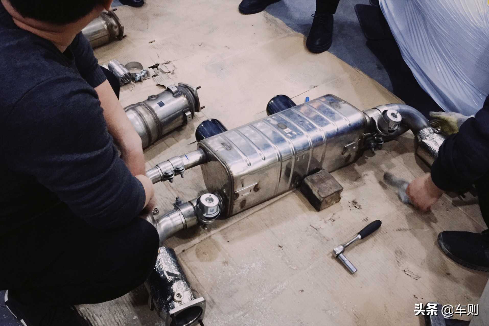 过年买新车炫富，当全村人面掉进水里，排气进水竟然还能开回家