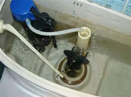 马桶老是往马桶里面漏水什么情况,马桶漏水修好后马桶坑里不存水