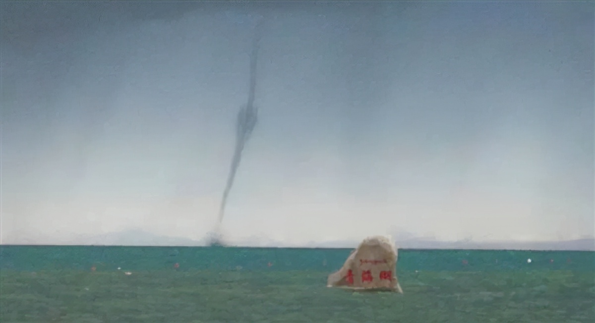 青海湖龙吸水奇观水柱直冲云霄,青海湖龙吸水原始视频有龙形身影