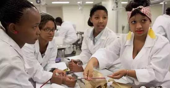 戴15元手表，却秘密捐出560亿：人活到极致，一定是素与简