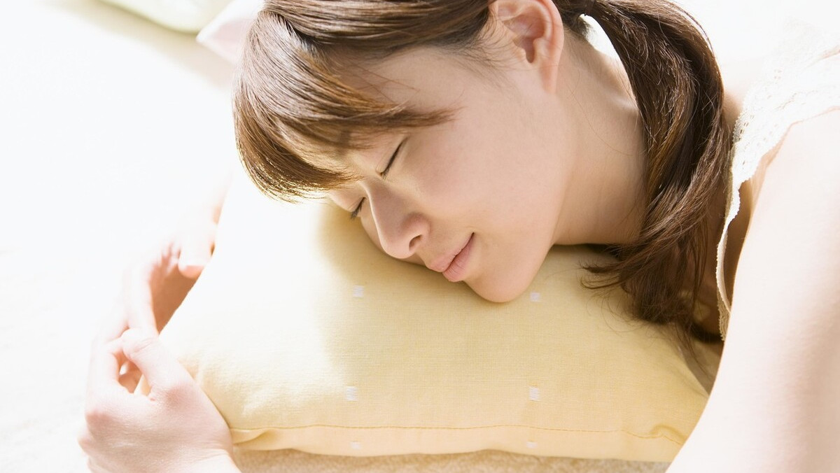 中午吃饱了就犯困要不要睡,为什么中午吃饱睡觉醒了很难受