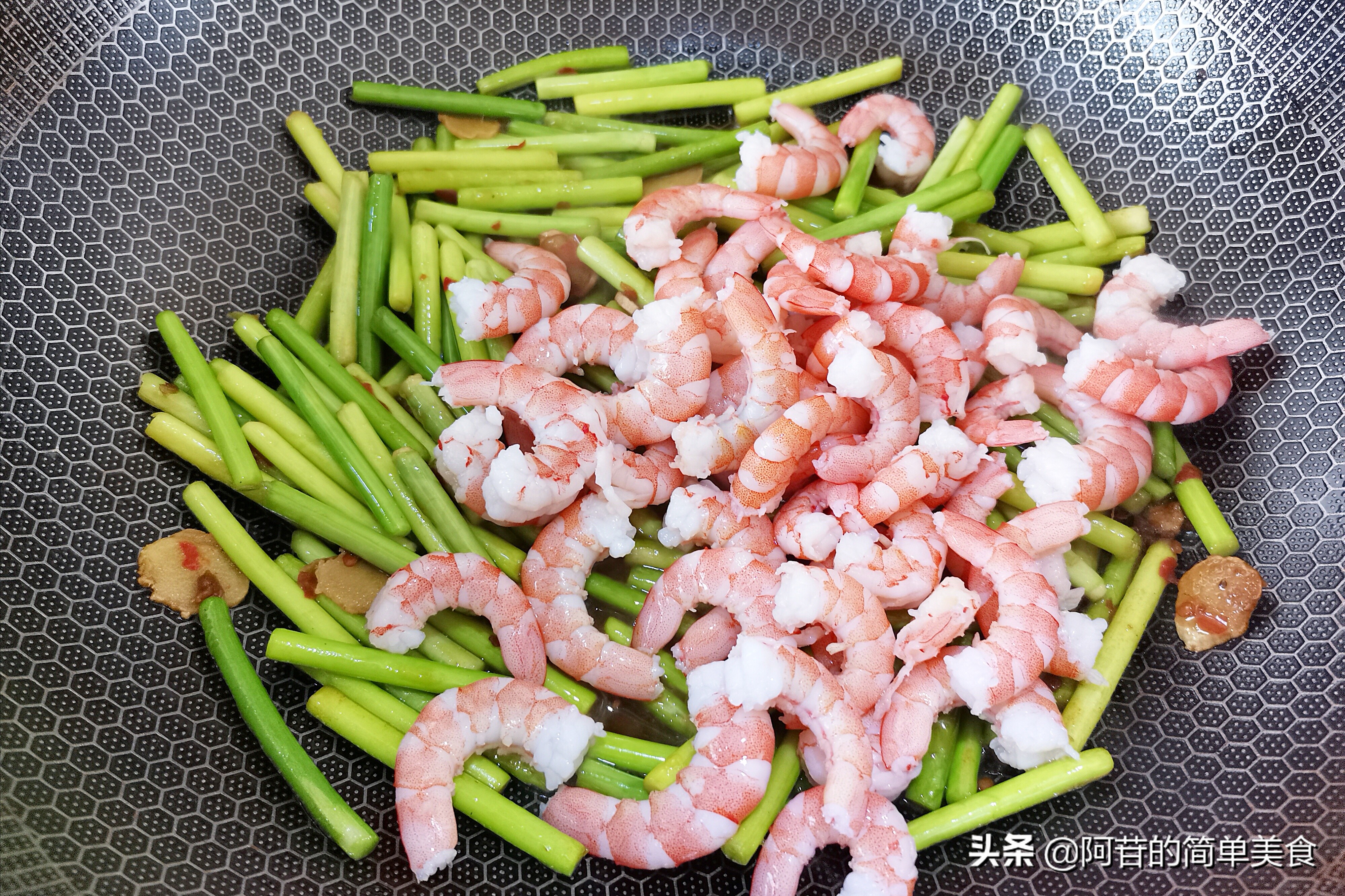 虾仁炒得嫩滑原来还有这一招,蒜苔玉米和虾仁可以炒在一起吗