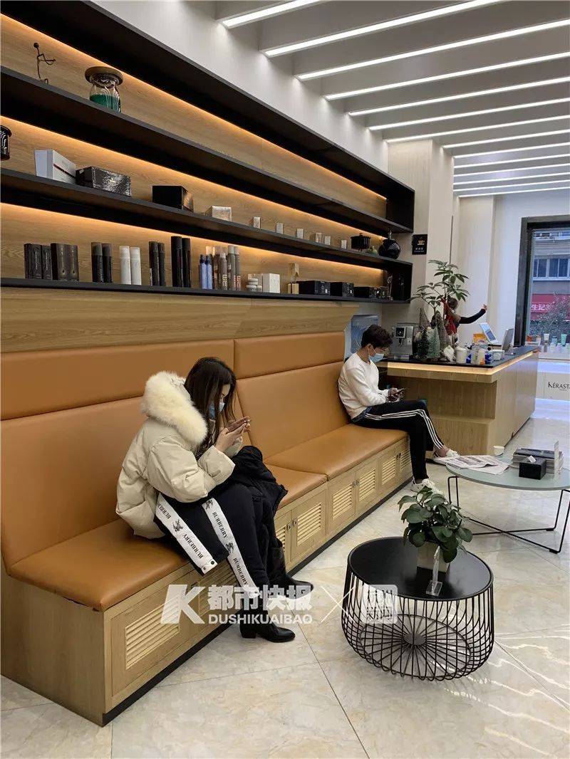 25元一双的劳保鞋、几十元的电饭煲……胭脂巷杂货店开门备足了货，就等着“大主顾”回来了