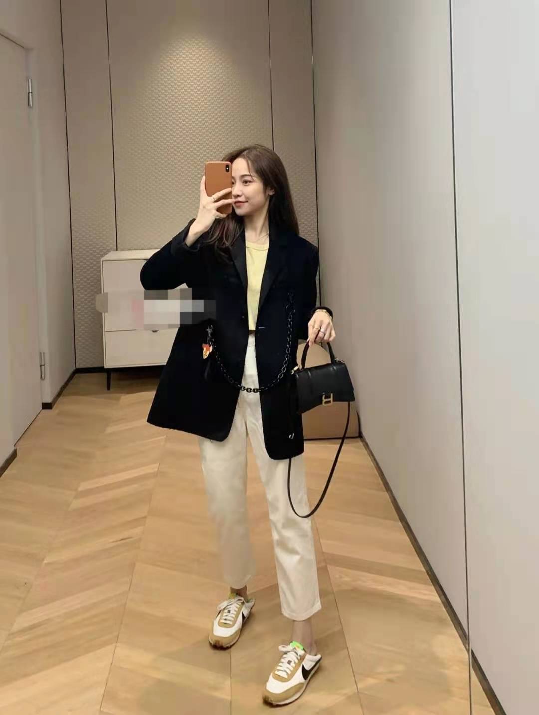 黑色上衣配什么颜色的裤子,黑色上衣配什么颜色的裤子更合适