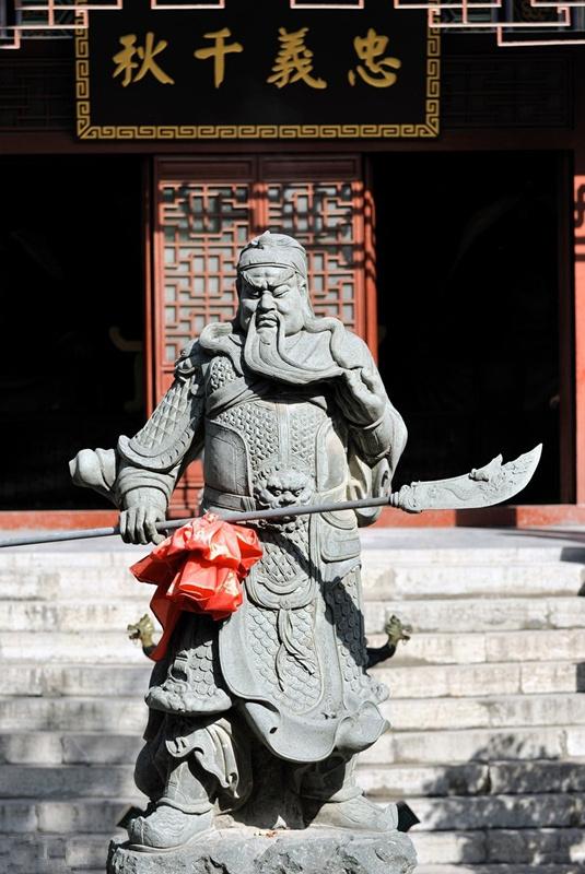 云南石雕关公人物雕像,关公雕像佛纹寓意