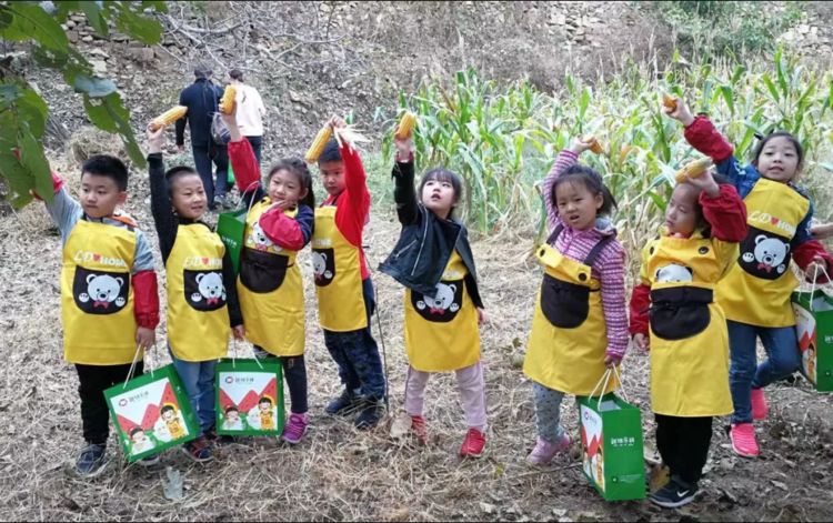 春暖三月“挖野菜”祖孙三代齐欢乐