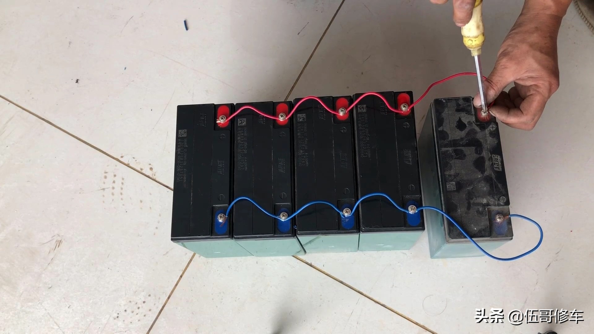 电动车新电瓶充不上电如何解决,电动车电瓶充不进电教你一招