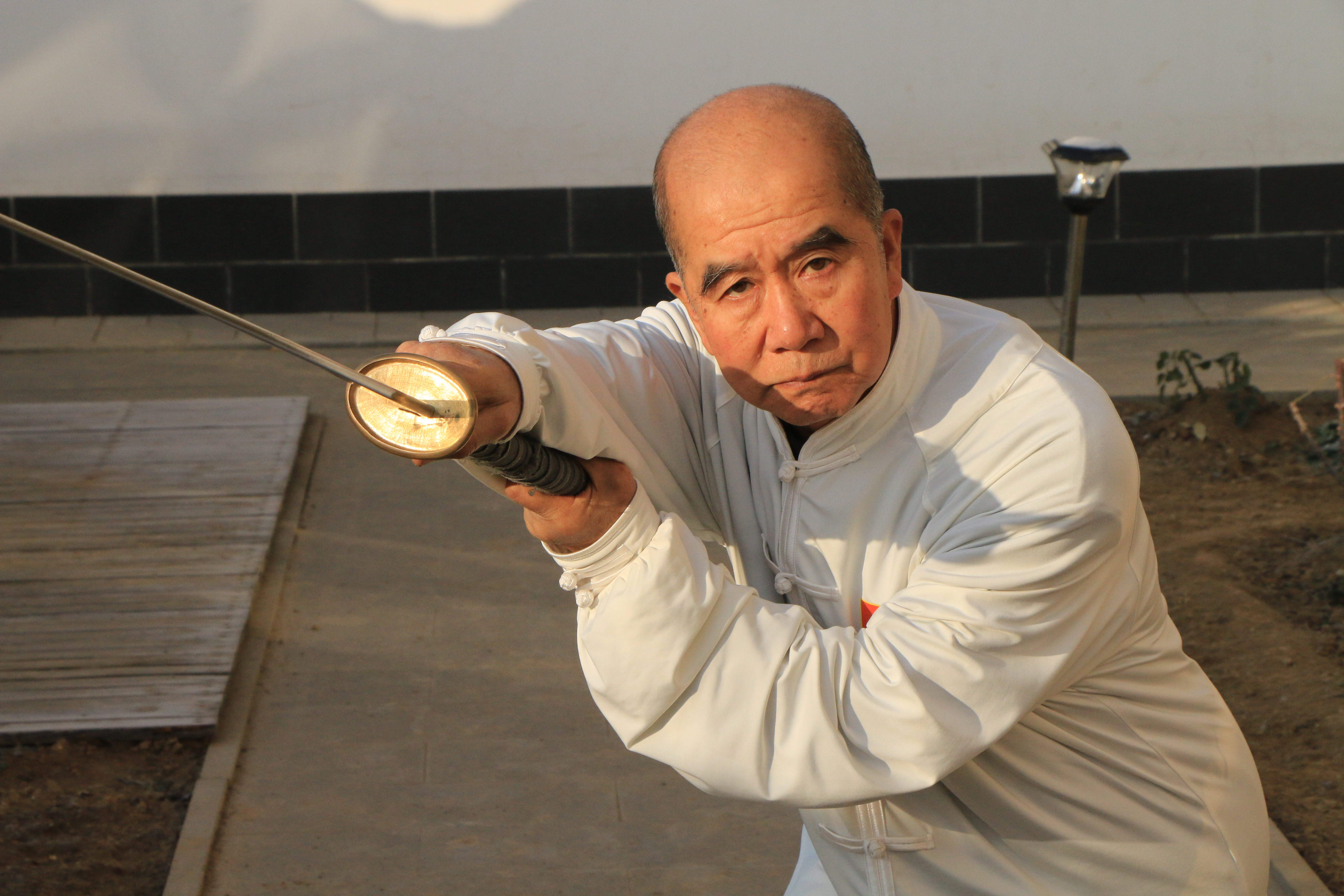 传统武术打不过格斗,飞檐走壁只是电视里唬人的?学武术的人越来越少,20年后,恐怕就没有人练了!