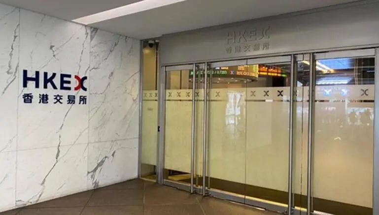 「12.2新闻速递」浸大学生会会长方仲贤被捕；《我和僵尸有个约会》重启；澳门11月*彩博**收入下挫七成