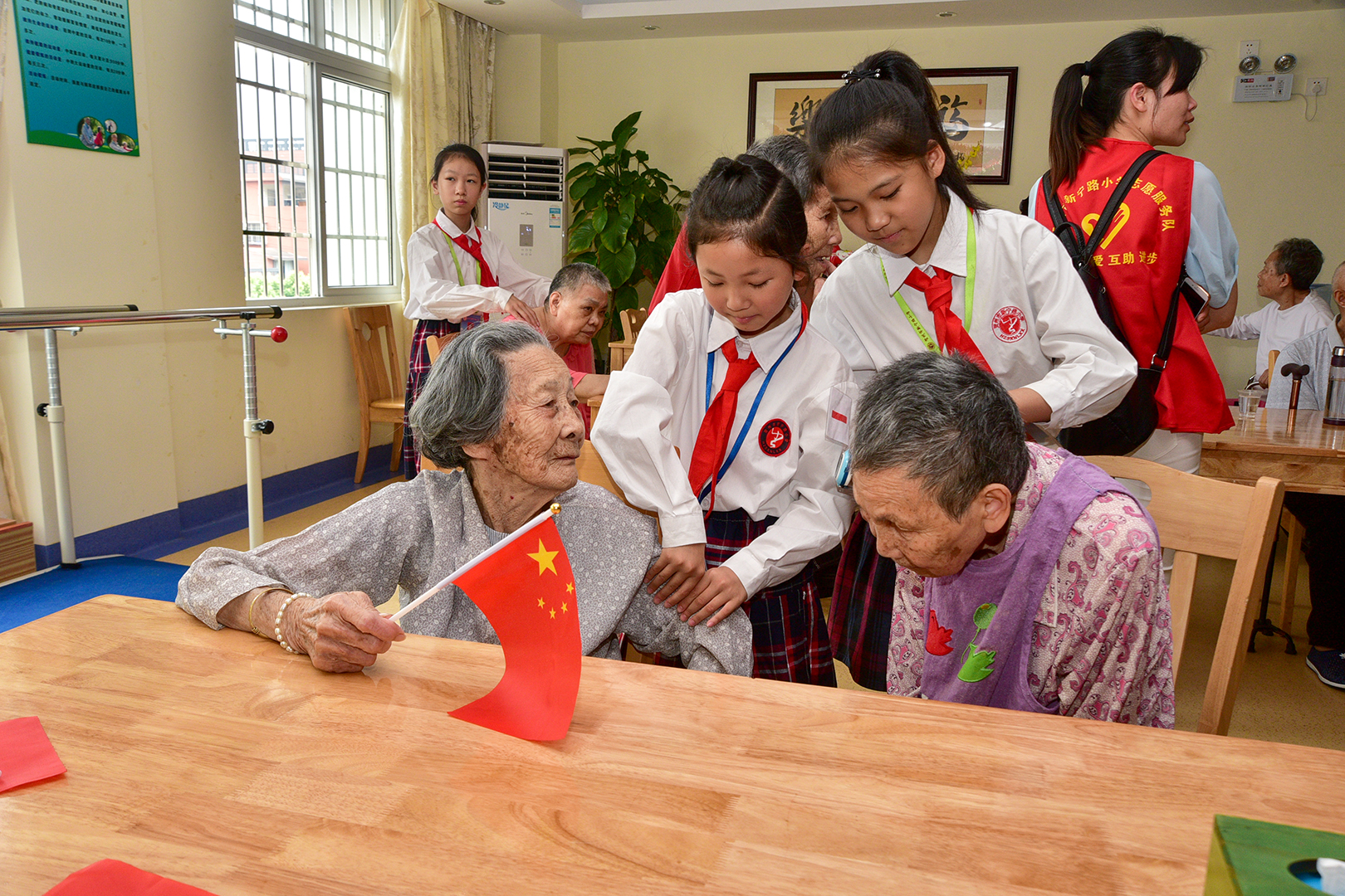 小学敬老孝贤月活动总结,尊老敬老教育活动报道