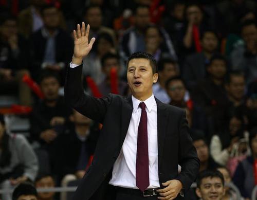 原辽宁队主教练杨鸣现在干啥,辽宁队主帅杨鸣被罚出场