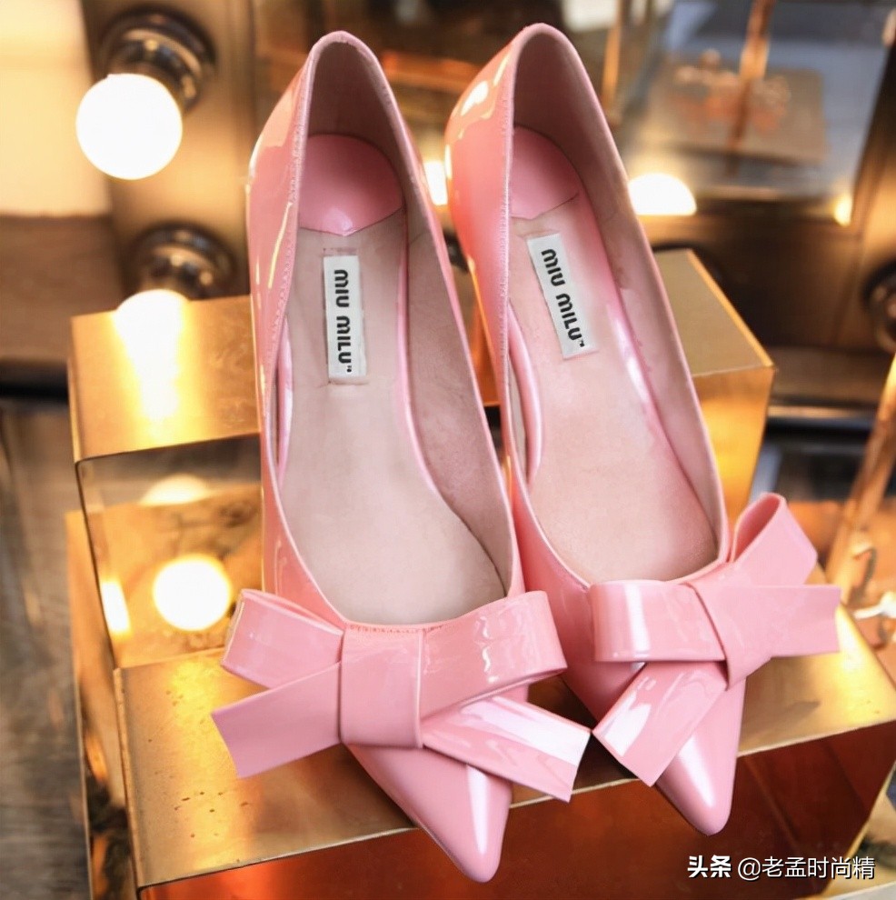 尖头的高跟鞋优雅又时尚,blingbling的蝴蝶结高跟鞋