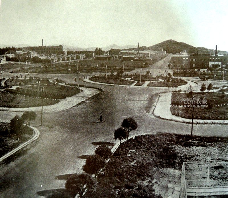 20年前的鞍山市府广场,80年代鞍山站前公园广场老照片