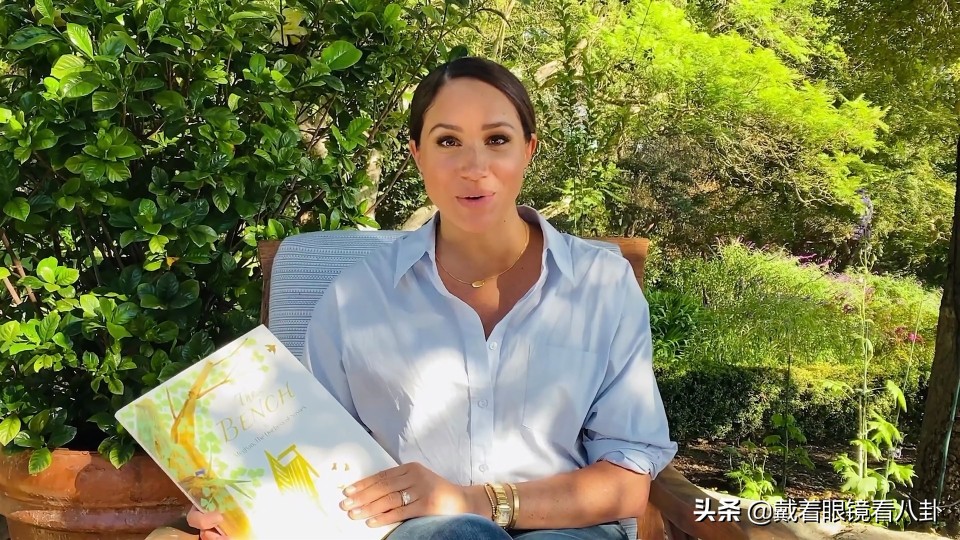梅根自家花园宣传新书,手戴十几万戴妃腕表,金手镯搭钻戒晃人眼