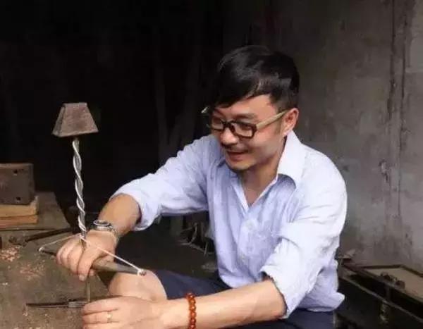 男人戴南红是不是娘,男生戴南红图文