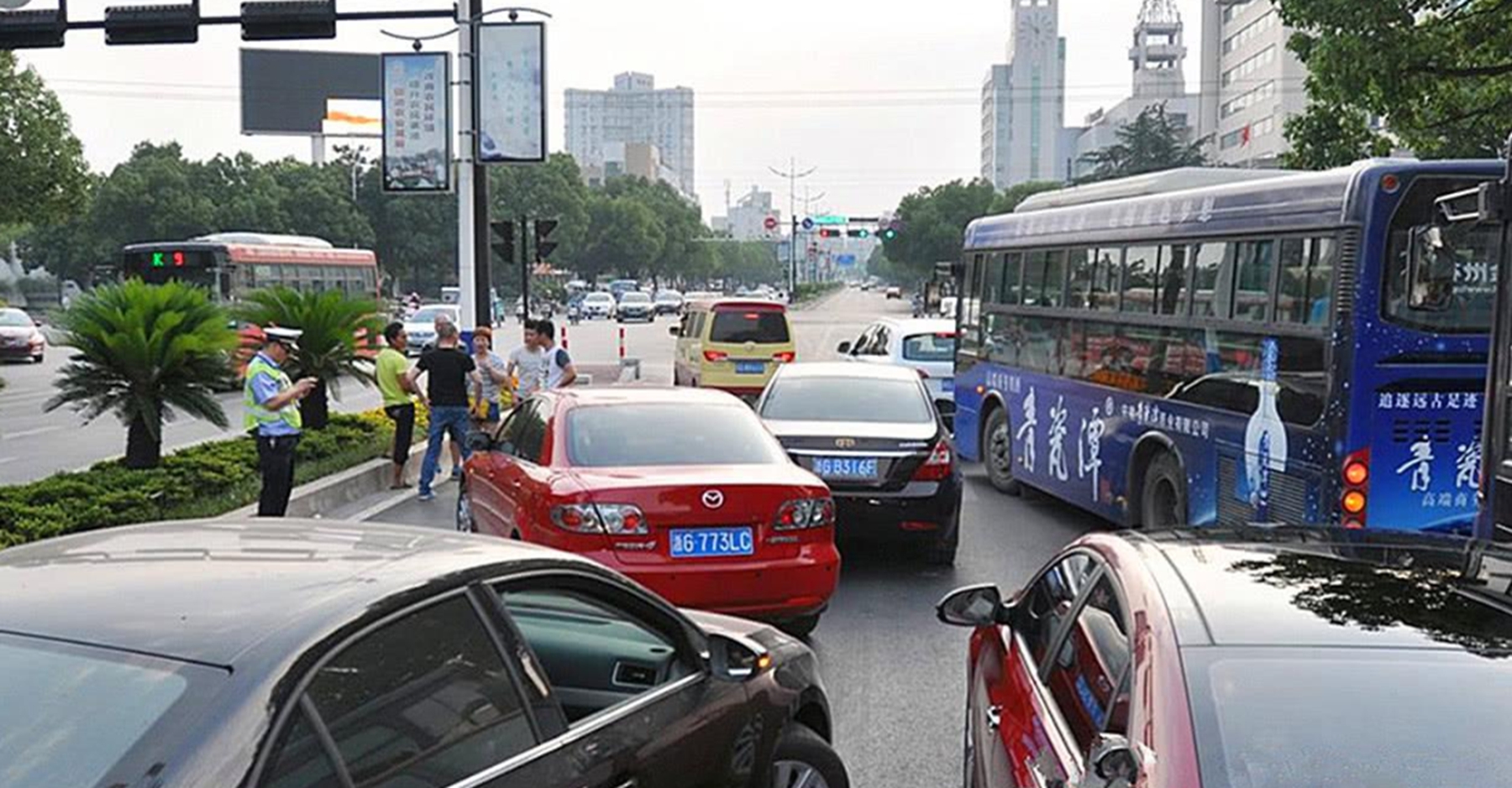 前车出现故障不动时，后车压线变道会扣分吗？交警：再说最后一遍