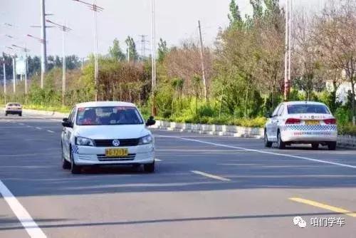 靠边停车判断车轮位置技巧,新手靠边停车怎样判断与后车距离