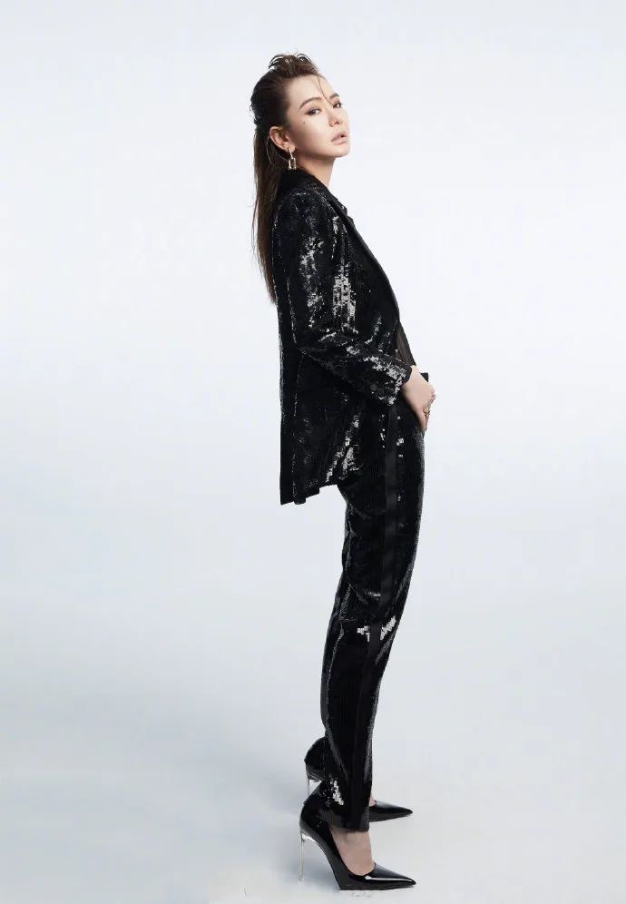 戚薇最近发型适合什么脸型,戚薇双丸子头发型