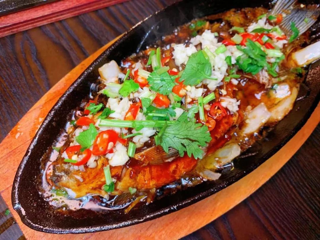 长春这家音乐串吧大块肉按斤称,崂山一元一瓶,青岛喝一箱送一箱