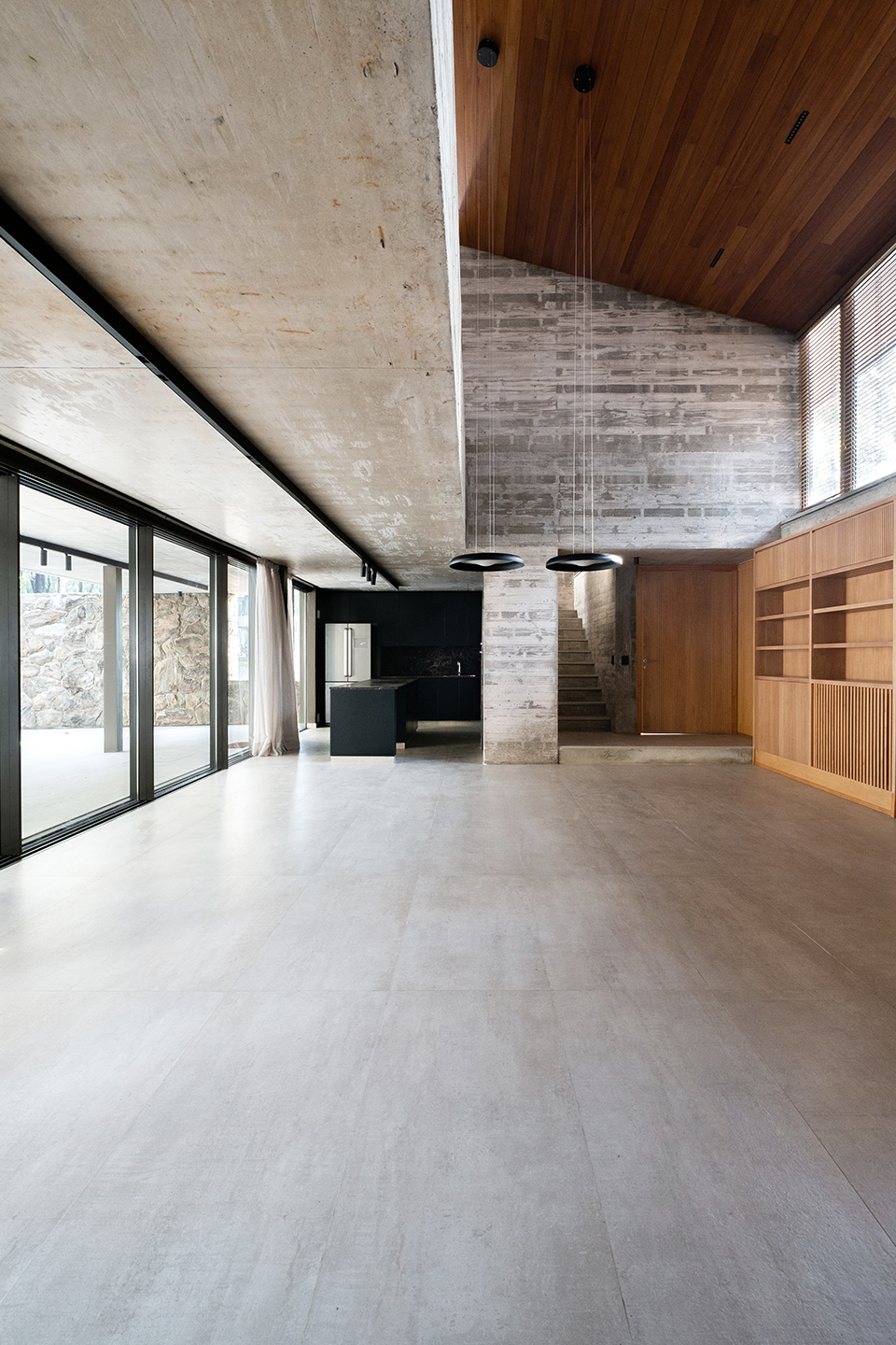 顺应场地高差,面向湖景:这个住宅看起来旧旧的,内部却光影斑驳