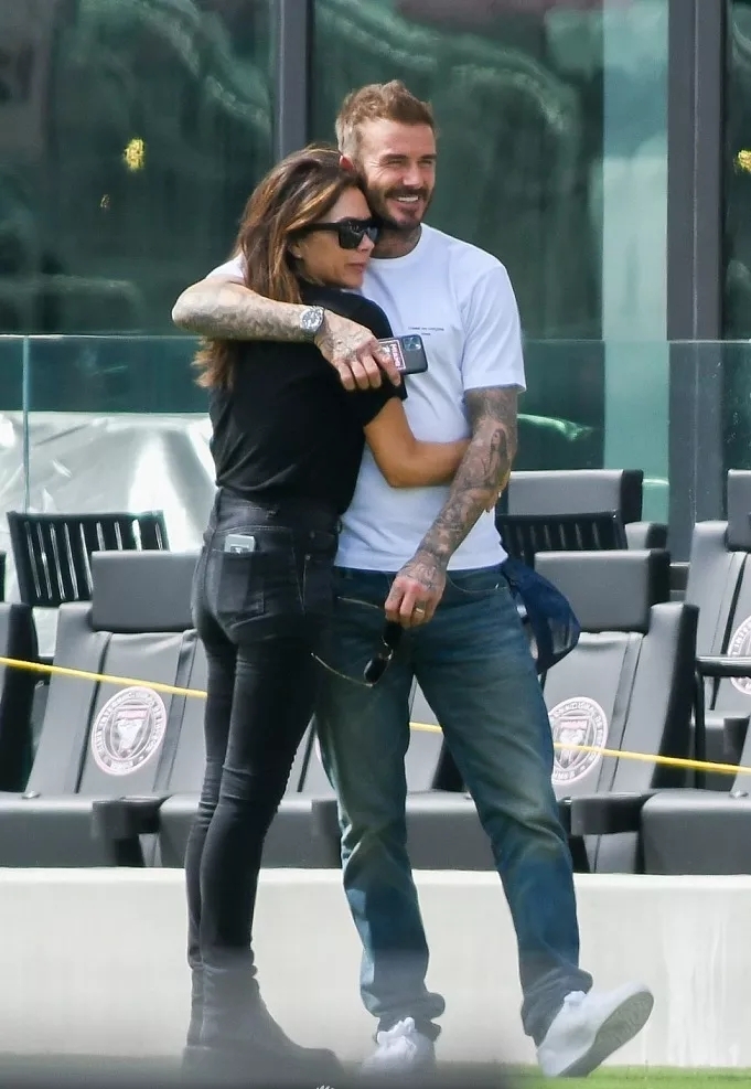 小贝夫妇秀恩爱,小贝夫妻宠爱大儿子