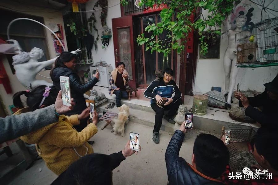 大衣哥朱之文买新车引围观,大衣哥朱之文被农民围观