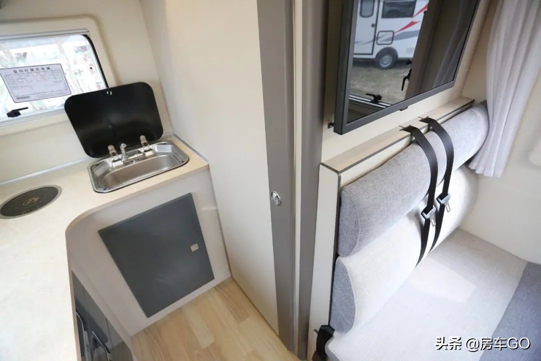 2.0t自动挡四驱越野房车13万左右,2.0t发动机8at轻卡房车