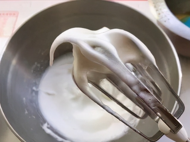 电饭煲蛋糕正宗做法只需三个鸡蛋,5个鸡蛋不分离做蛋糕电饭煲