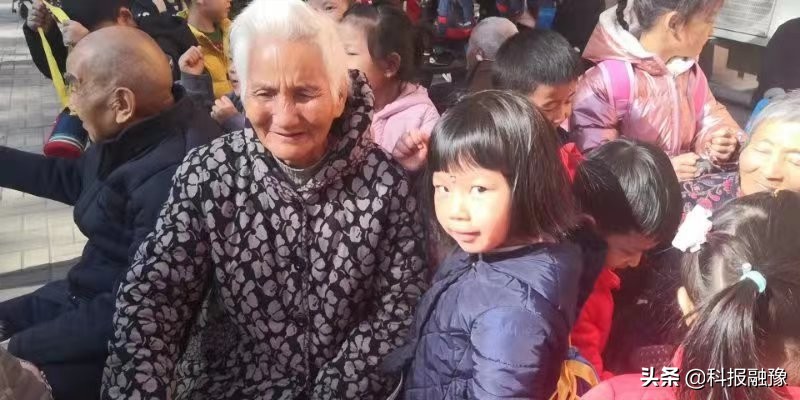 华格善元果幼儿园开展敬老院送温暖公益活动