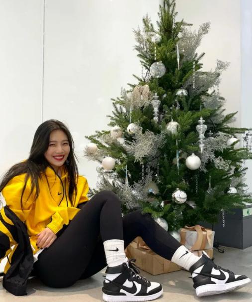 穿上球鞋比泫雅还顶？韩国又一女鞋头崛起，网友称她“性感*弹炸**”