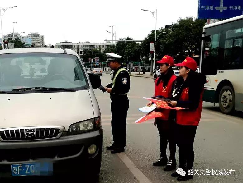 交警深入社区开展文明交通宣传,交警开展文明礼让斑马线活动