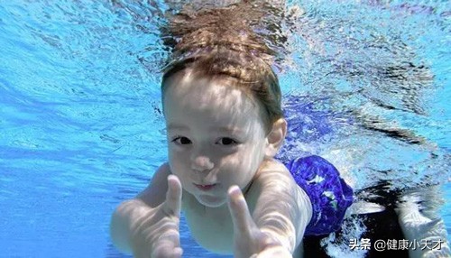 戴隐形眼镜再戴游泳镜可以游泳吗,游泳可以戴隐形眼镜吗