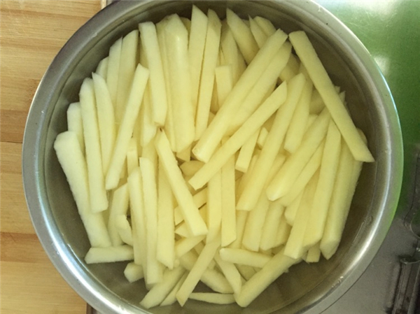 在家自制薯条比买的还要酥脆爽口,如何把薯条做得像肯德基一样好吃