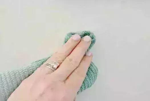 家里的白墙弄脏了怎样才能擦干净,家里白墙脏了怎么用乳胶漆补救