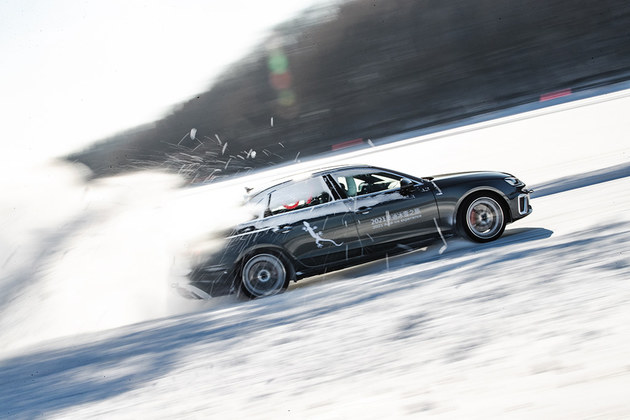 冰面爬坡a4,奥迪a4l四驱加速比赛