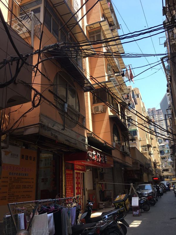 一路之隔房价相差8万多,一路之隔的房价相差几十万