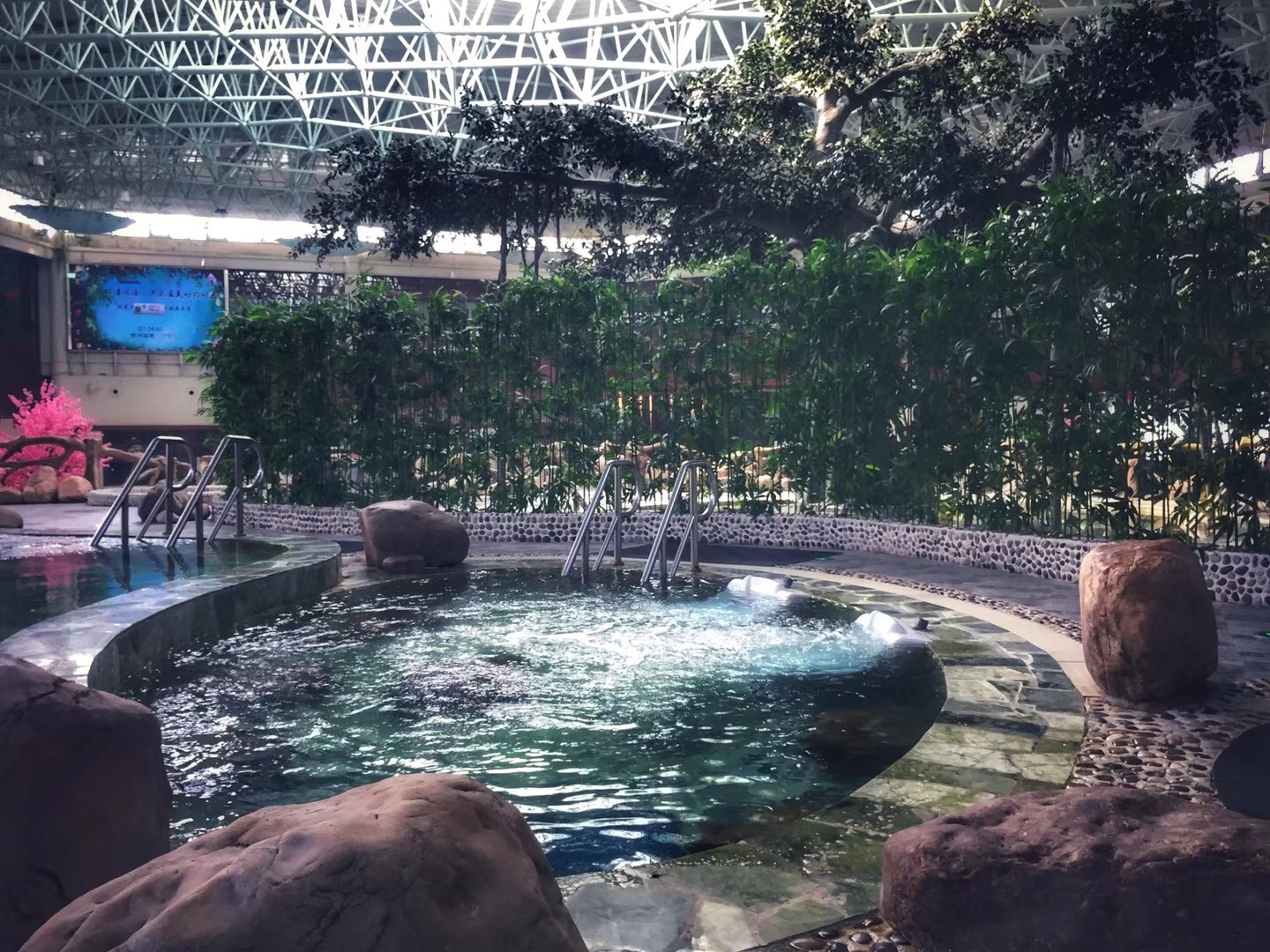 欢乐湾温泉水世界,沉浸式泡温泉水酷汤泉