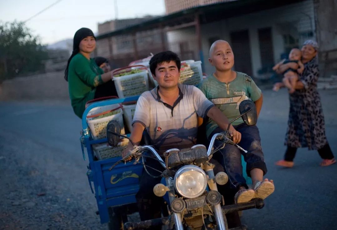 孩子坐绿皮火车看人世百态,绿皮火车才能反映生活百态
