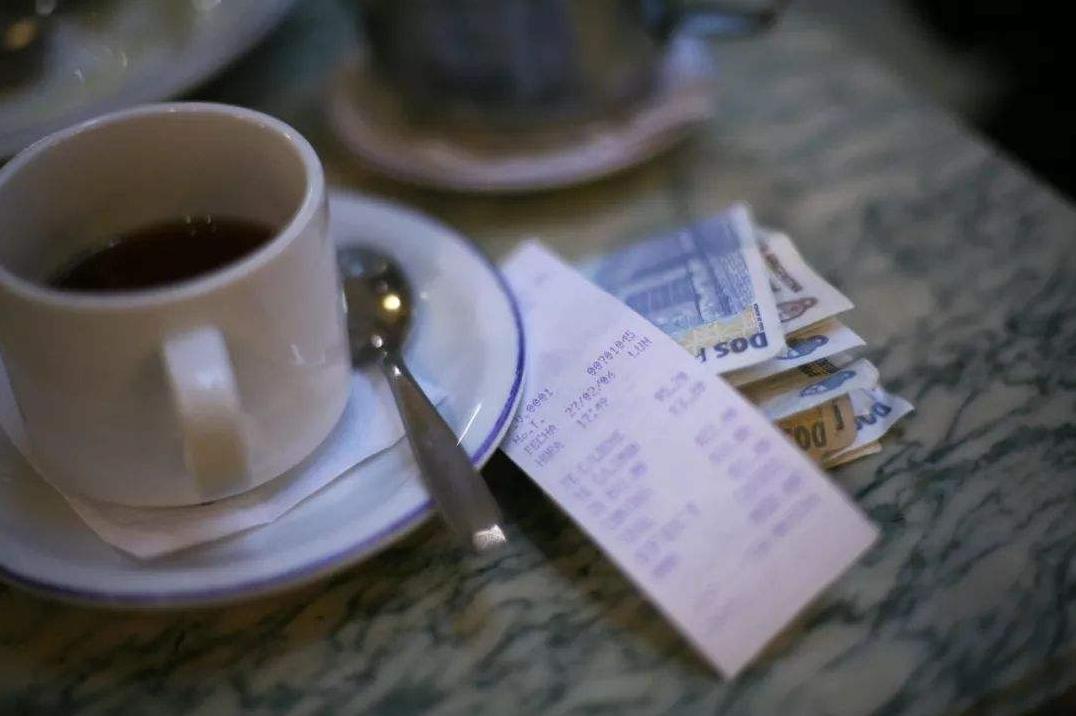 泰国如何给小费合理,在泰国教你如何在酒吧给小费