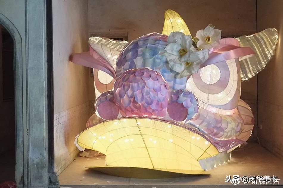 华师大油画系毕业的她，用纸改造广东传统花灯，还登上时尚杂志！