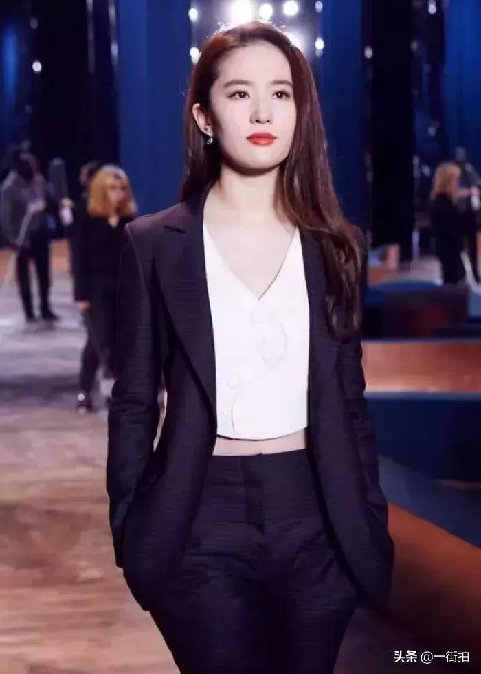 32岁刘亦菲时尚靓丽现身,刘亦菲的美照惊艳众人