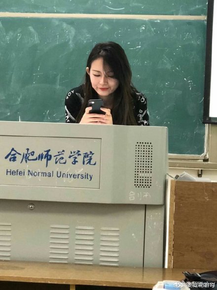 学识加成美得自然真实！温大老师像吴彦祖张震，思政老师撞脸Lisa