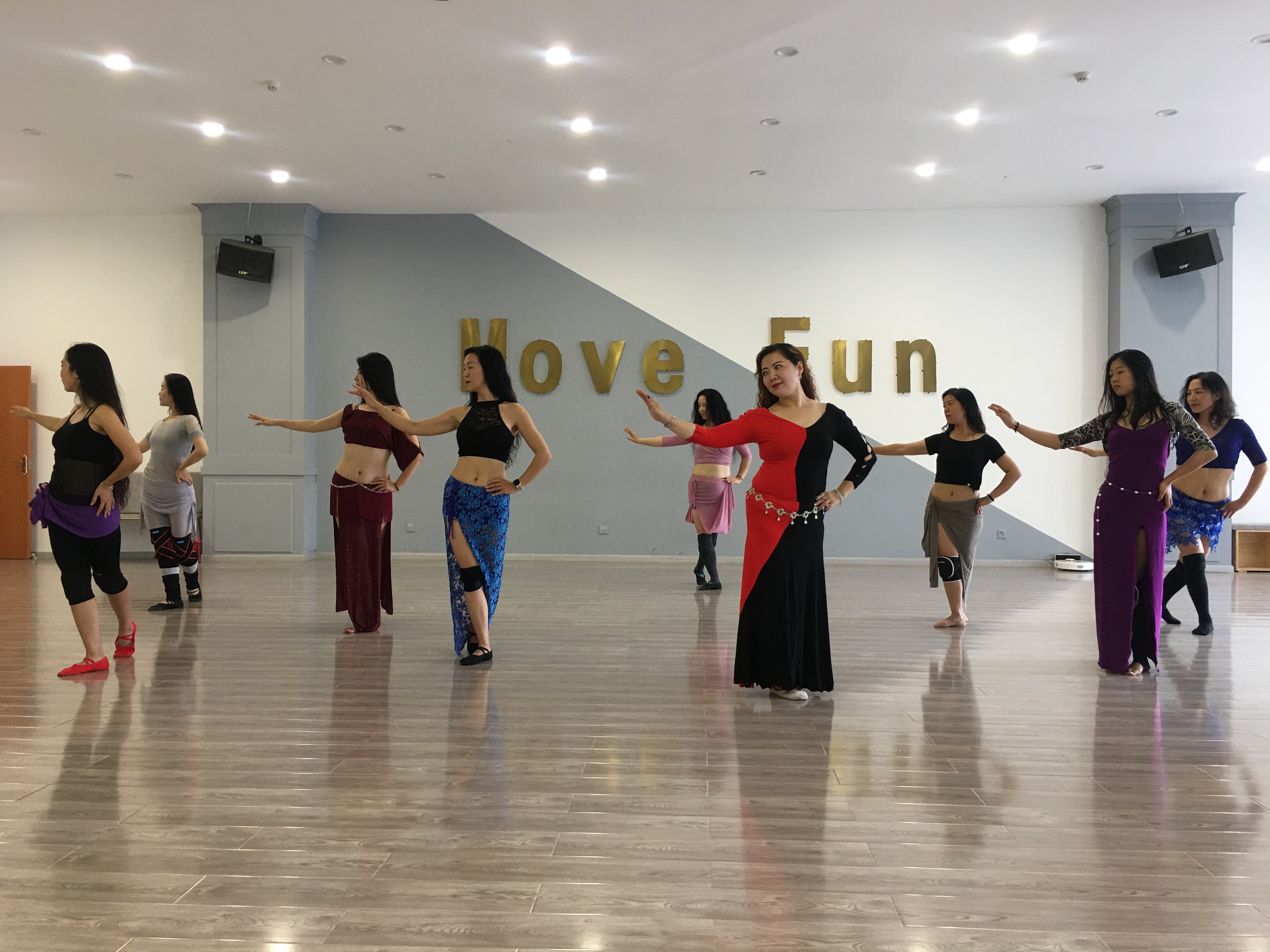 甩胯肚皮舞艺术中的精美动作,甩胯肚皮舞