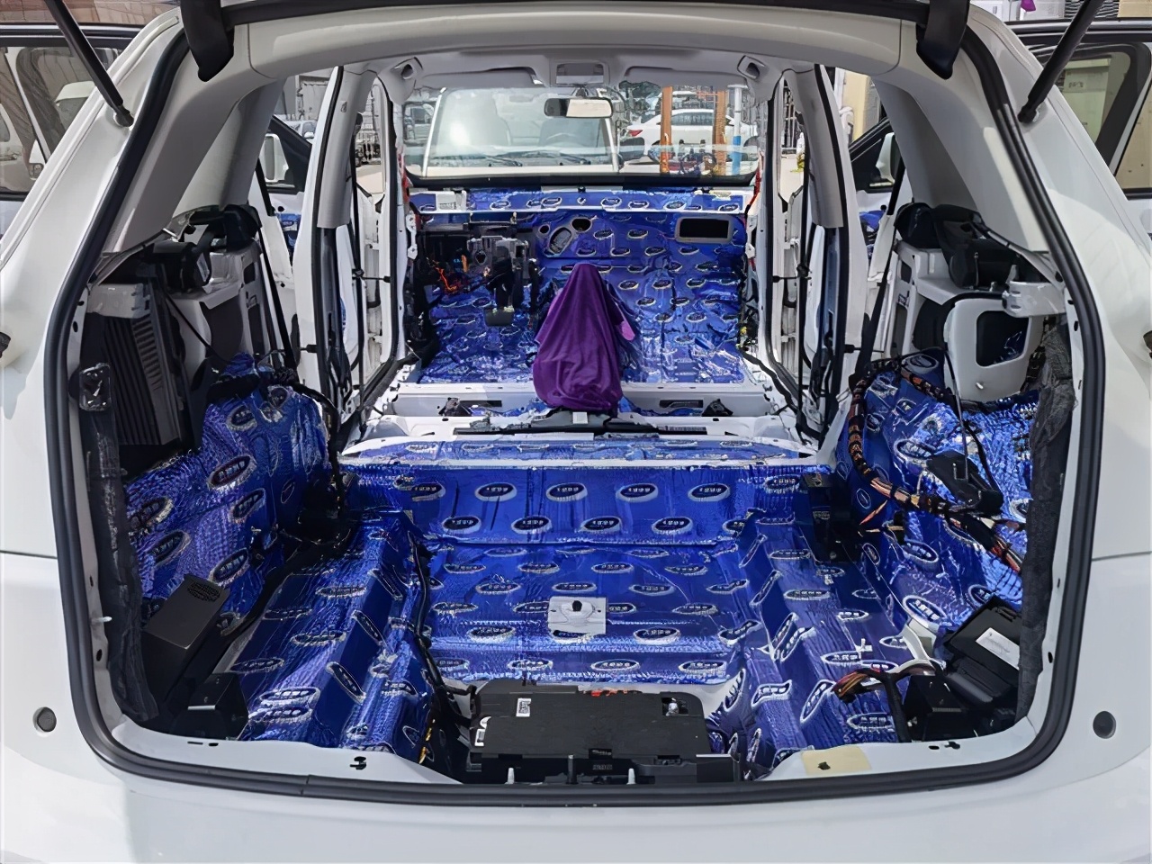 奥迪q5音响改装三分频,奥迪q5改装顶级音响案例视频