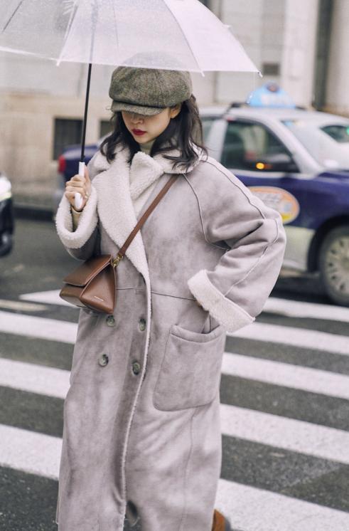 2022年流行皮毛一体外套,2020年皮毛一体格子外套搭配