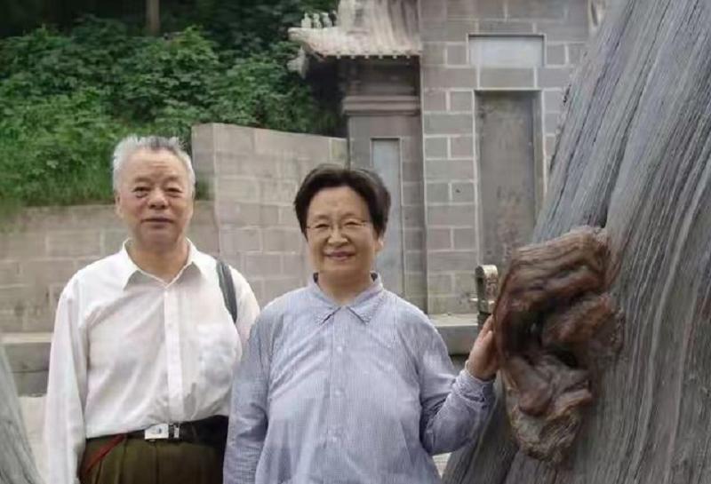 李讷上学时,毛主席给她生活费26元,同学向她借钱,她如何处理?