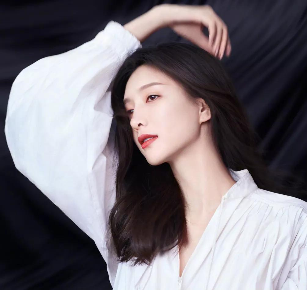 有颈纹和没有颈纹的女人,女人有颈纹怎么办