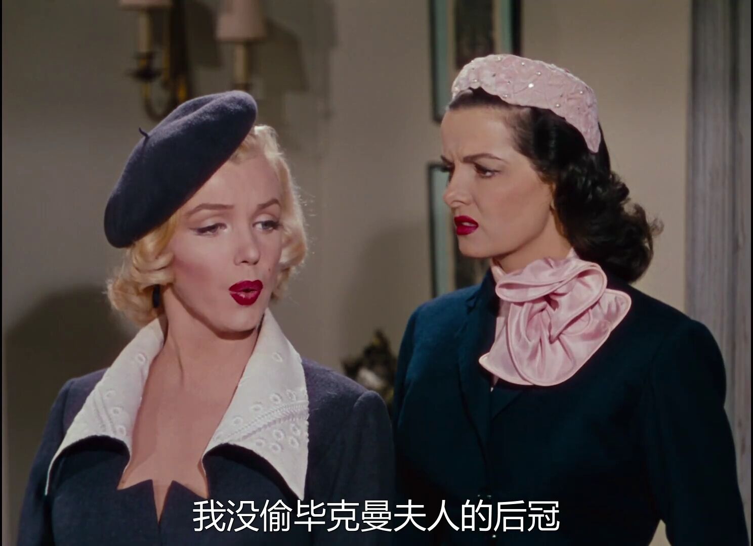 什么样的贝雷帽适合年轻人戴,白色有黑边的贝雷帽的正确戴法