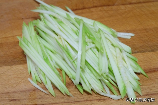 西葫芦凉拌更美味，不用焯水直接拌，麻酱汁一浇，又脆又嫩真好吃