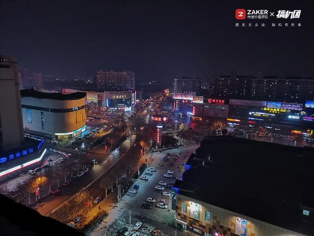 挖孔屏好用吗，相机自带8倍镜，能玩英雄联盟：荣耀V20体验